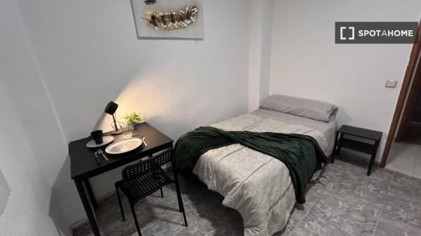 Zimmer in einer 5-Zimmer-WG in Fuenlabrada zu vermieten