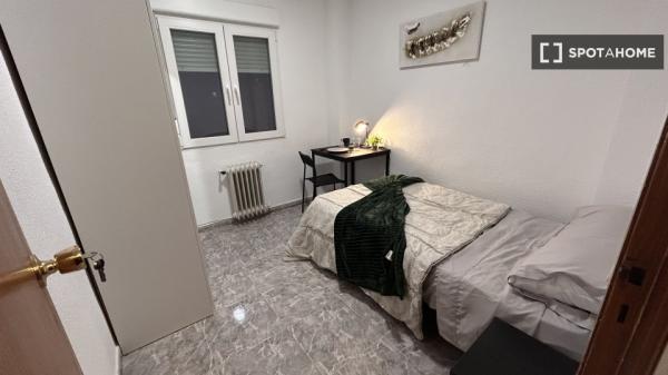 Zimmer in einer 5-Zimmer-WG in Fuenlabrada zu vermieten