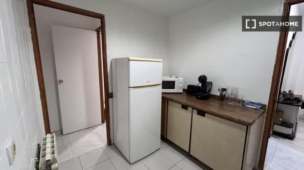 Zimmer in einer 5-Zimmer-WG in Fuenlabrada zu vermieten