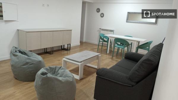 Room in shared apartment in Zaragoza