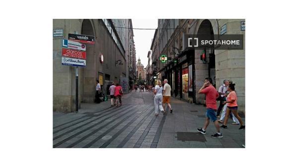 Room in shared apartment in Zaragoza