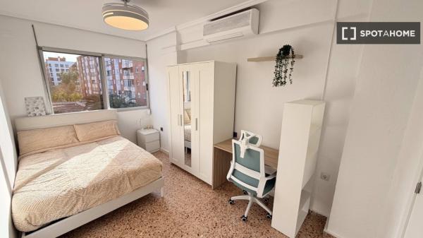 Habitación en piso de 5 habitaciones en Ciutat Jardí, Valencia
