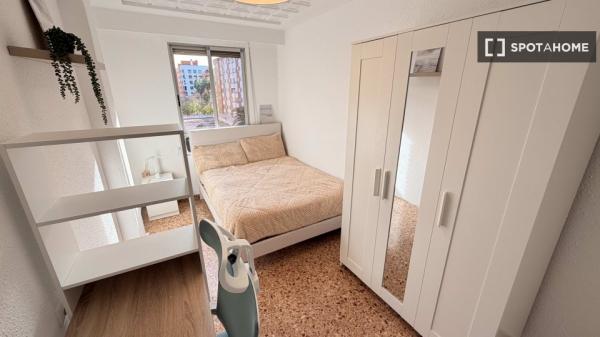 Habitación en piso de 5 habitaciones en Ciutat Jardí, Valencia