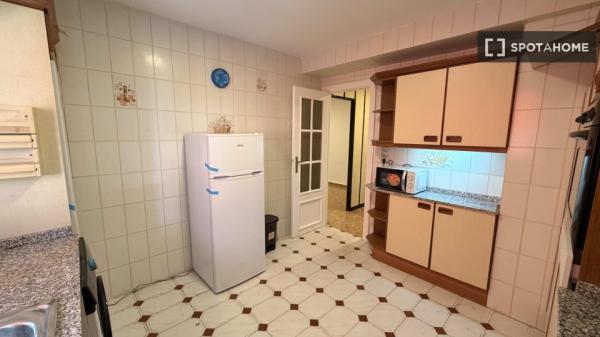 Habitación en piso de 5 habitaciones en Ciutat Jardí, Valencia
