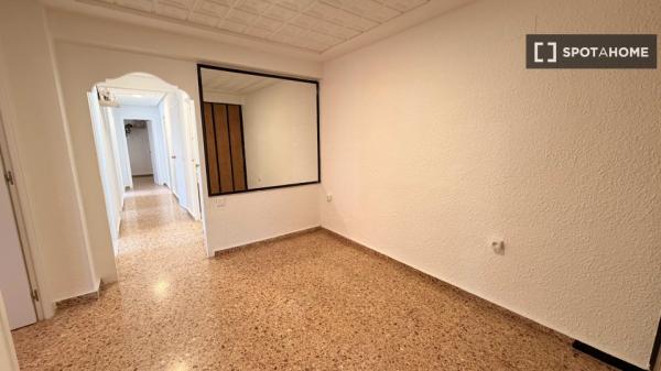 Habitación en piso de 5 habitaciones en Ciutat Jardí, Valencia