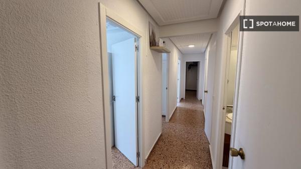 Habitación en piso de 5 habitaciones en Ciutat Jardí, Valencia