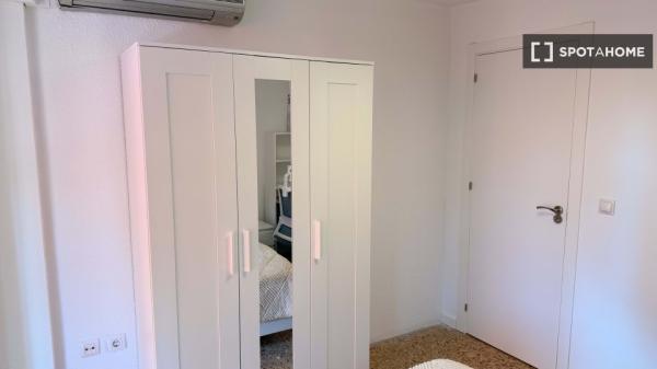 Habitación en piso de 5 habitaciones en Ciutat Jardí, Valencia