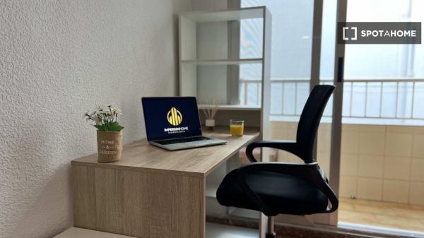 Chambre à louer dans un appartement de 5 chambres à Russafa, Valence