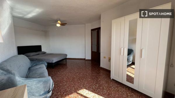 Pokój w mieszkaniu 5-pokojowym do wynajęcia w Russafa, Walencja