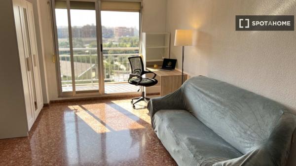 Pokój w mieszkaniu 5-pokojowym do wynajęcia w Russafa, Walencja