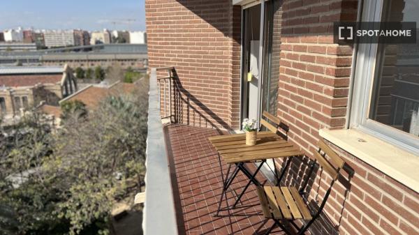 Pokój w mieszkaniu 5-pokojowym do wynajęcia w Russafa, Walencja