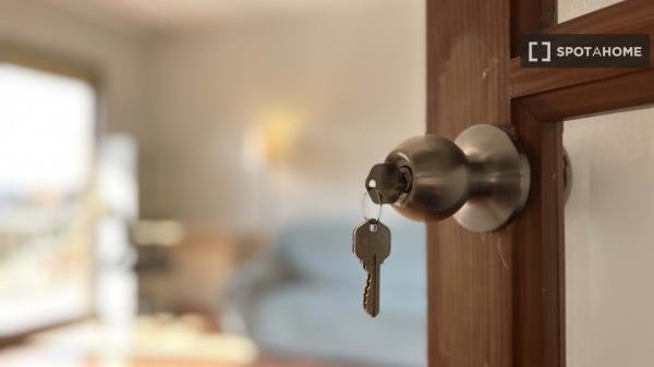 Pokój w mieszkaniu 5-pokojowym do wynajęcia w Russafa, Walencja