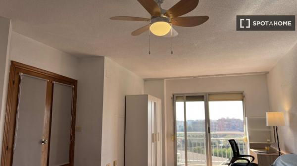 Pokój w mieszkaniu 5-pokojowym do wynajęcia w Russafa, Walencja