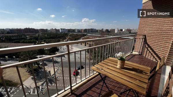 Pokój w mieszkaniu 5-pokojowym do wynajęcia w Russafa, Walencja