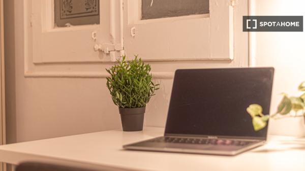 Pokój we wspólnym mieszkaniu w Barcelonie
