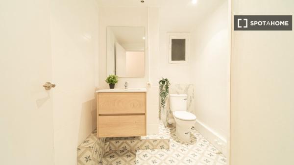 Pokój we wspólnym mieszkaniu w Barcelonie