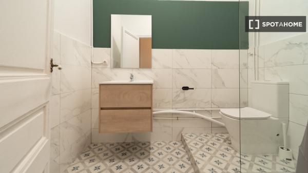 Pokój we wspólnym mieszkaniu w Barcelonie