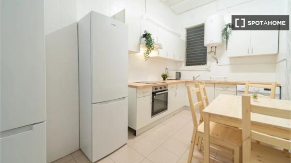 Pokój we wspólnym mieszkaniu w Barcelonie