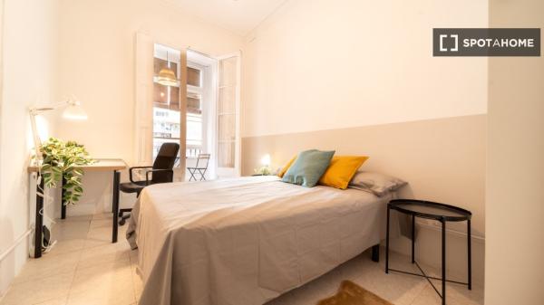 Pokój we wspólnym mieszkaniu w Barcelonie