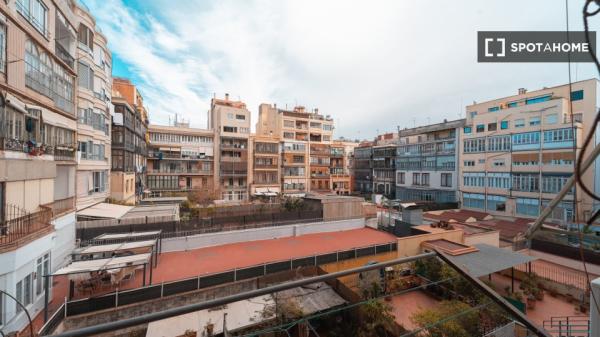 Pokój we wspólnym mieszkaniu w Barcelonie