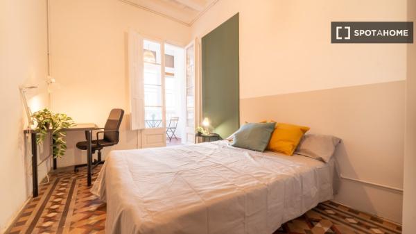 Pokój we wspólnym mieszkaniu w Barcelonie