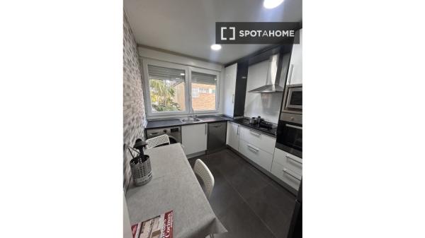 Zimmer in einer 5-Zimmer-Wohngemeinschaft in Valverde, Madrid