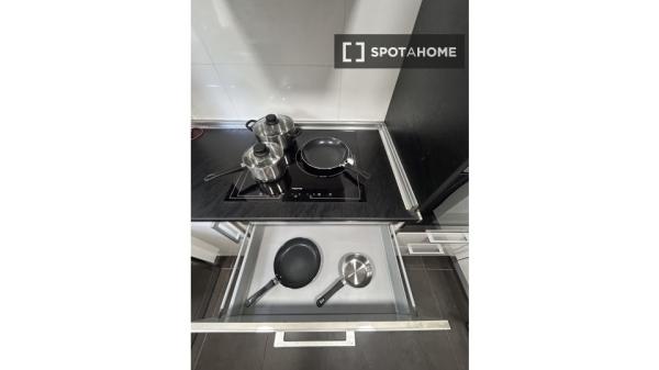 Zimmer in einer 5-Zimmer-Wohngemeinschaft in Valverde, Madrid