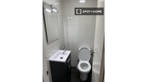 Zimmer in einer 5-Zimmer-Wohngemeinschaft in Valverde, Madrid