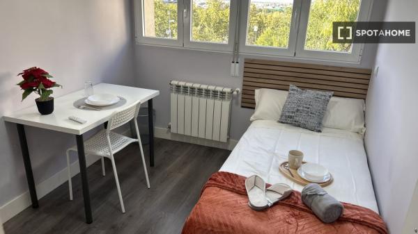 Zimmer in einer 5-Zimmer-Wohngemeinschaft in Valverde, Madrid