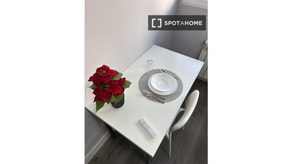 Zimmer in einer 5-Zimmer-Wohngemeinschaft in Valverde, Madrid