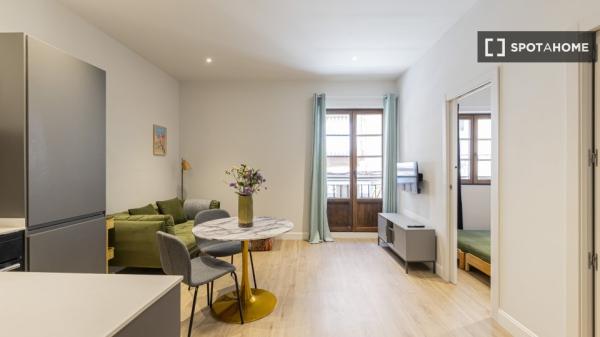 Piso de 2 dormitorios en alquiler en Embajadores, Madrid.