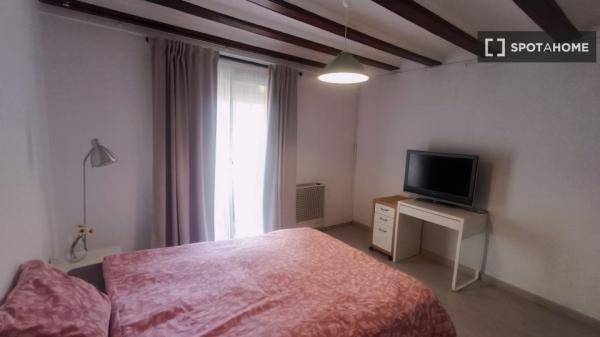 Room in shared apartment in Barcelona