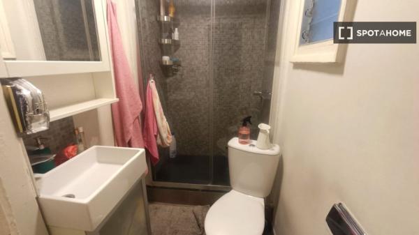 Room in shared apartment in Barcelona