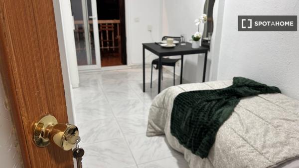 Zimmer in einer 5-Zimmer-WG in Fuenlabrada zu vermieten