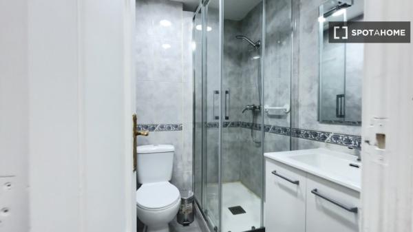 Zimmer in einer Wohngemeinschaft in San Sebastián, Madrid