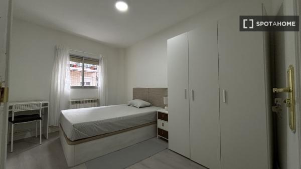 Zimmer in einer Wohngemeinschaft in San Sebastián, Madrid