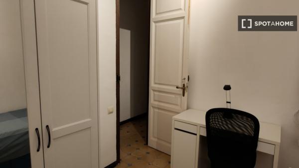 Habitación en piso compartido de 4 habitaciones en alquiler en El Fort Pienc