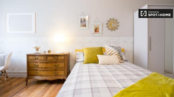 Acogedora habitación en apartamento de 4 dormitorios en Deusto, Bilbao