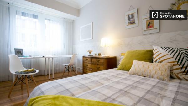 Acogedora habitación en apartamento de 4 dormitorios en Deusto, Bilbao