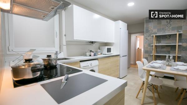 Acogedora habitación en apartamento de 4 dormitorios en Deusto, Bilbao