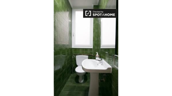 Acogedora habitación en apartamento de 4 dormitorios en Deusto, Bilbao