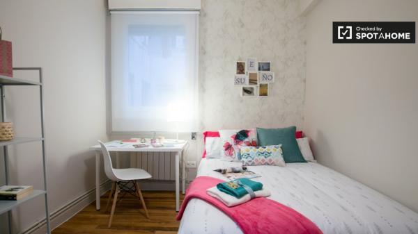 Acogedora habitación en apartamento de 4 dormitorios en Deusto, Bilbao