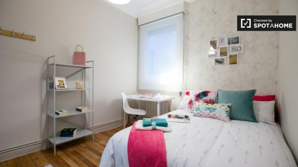 Acogedora habitación en apartamento de 4 dormitorios en Deusto, Bilbao