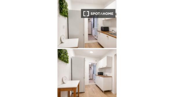 Pokój we wspólnym mieszkaniu w Madrycie