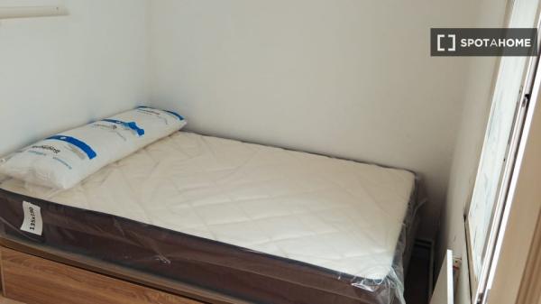 Pokój we wspólnym mieszkaniu w Madrycie