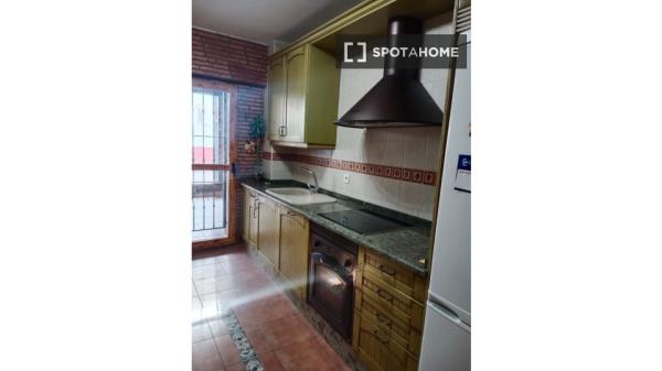 Habitación en piso compartido de 4 habitaciones, Abrantes, Madrid.