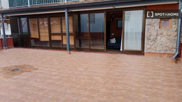 Habitación en piso compartido de 4 habitaciones, Abrantes, Madrid.