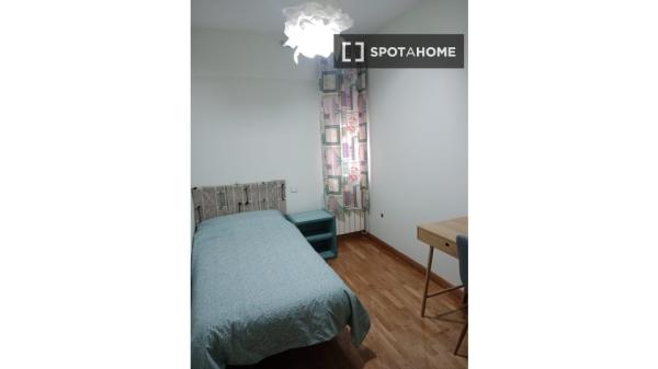 Habitación en piso compartido de 4 habitaciones, Abrantes, Madrid.