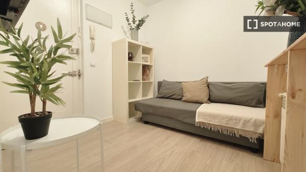 Habitación en piso compartido en madrid.