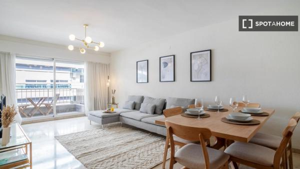 Se alquila habitación en piso compartido en Alicante.